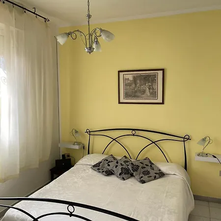 The Yellow House בית נופש *